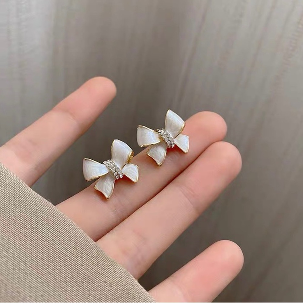 White flowers silver earrings